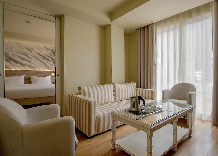 - - Savoy Signature Hotel 4*