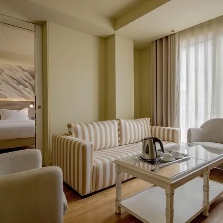 - - Savoy Signature Hotel