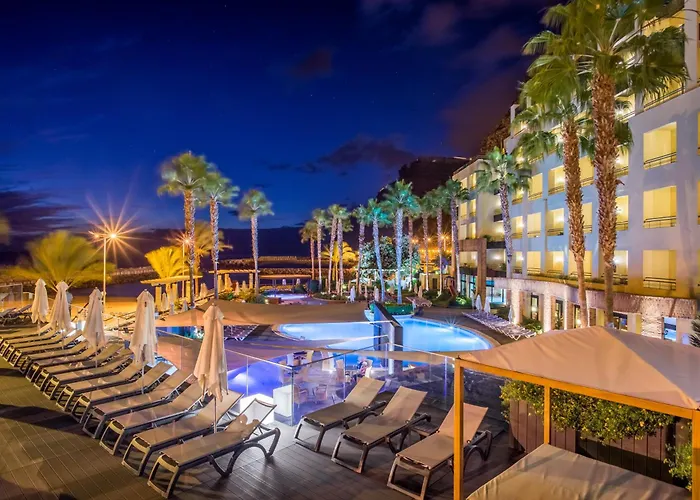 - - Savoy Signature Hotel